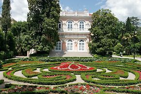 Luxury Apartment in Opatija for 8 People With Pool and Silk Bedding