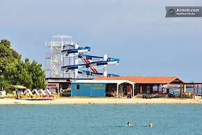 Room in Apartment - Great Location Just a Short Walk From the Beach an