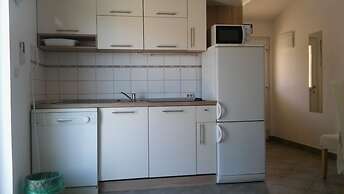 Room in Apartment - Great Location Just a Short Walk From the Beach an