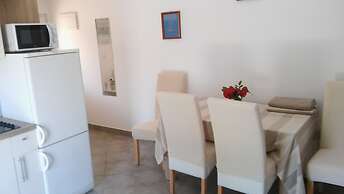 Room in Apartment - Great Location Just a Short Walk From the Beach an
