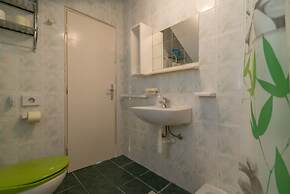 Room in Apartment - Great Location Just a Short Walk From the Beach an