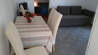 Room in Apartment - Great Location Just a Short Walk From the Beach an