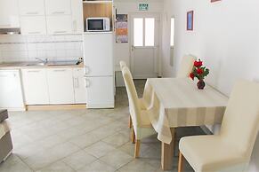 Room in Apartment - Great Location Just a Short Walk From the Beach an