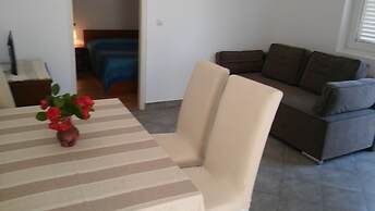 Room in Apartment - Great Location Just a Short Walk From the Beach an