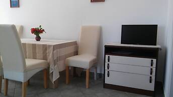 Room in Apartment - Great Location Just a Short Walk From the Beach an