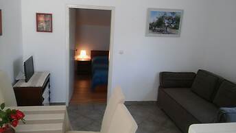 Room in Apartment - Great Location Just a Short Walk From the Beach an