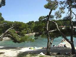 Room in Apartment - Great Location Just a Short Walk From the Beach an