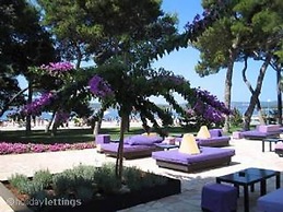 Apartment for 4 Guests Near the Beach in Biograd, Lovely Garden Modern