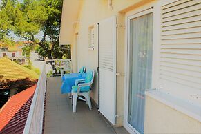 Apartment for 4 Guests Near the Beach in Biograd, Lovely Garden Modern