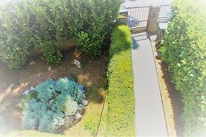 Apartment for 4 Guests Near the Beach in Biograd, Lovely Garden Modern