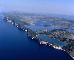 Apartment for 4 Guests Near the Beach in Biograd, Lovely Garden Modern