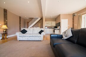 Super Spacious Barn Conversion With Free Wifi, Netflix Fireplace