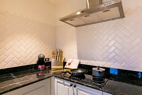 Your Private Oasis Stylish 2br With Spacious Living Room and Pool Acce