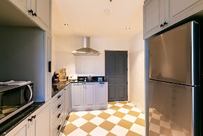 Your Private Oasis Stylish 2br With Spacious Living Room and Pool Acce