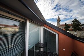 No5 Town-view Attic Studio