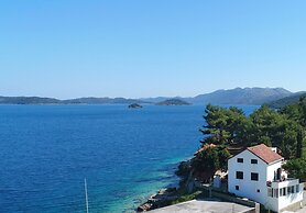 Apartment Located Directly on the Sea, With sea Views and Stunning Vie