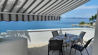 Apartment Located Directly on the Sea, With sea Views and Stunning Vie