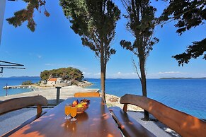 Apartment Located Directly on the Sea, With sea Views and Stunning Vie