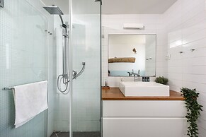 Modern Loft Retreat with Rooftop by Sea N Rent