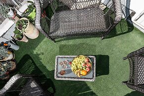 Modern Loft Retreat with Rooftop by Sea N Rent