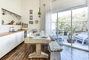 Modern Loft Retreat with Rooftop by Sea N Rent