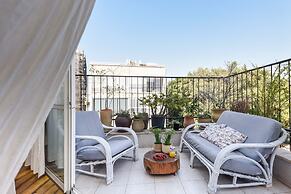 Modern Loft Retreat with Rooftop by Sea N Rent