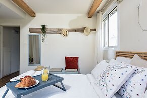 Modern Loft Retreat with Rooftop by Sea N Rent