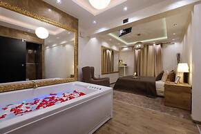 Central Business Suites with Hot Jacuzzi