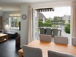 Stylish Thatched Villa with 2 Bathrooms near Giethoorn