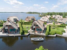 Stylish Thatched Villa with 2 Bathrooms near Giethoorn
