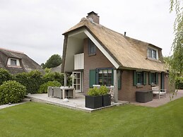 Stylish Thatched Villa with 2 Bathrooms near Giethoorn
