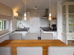 Stylish Thatched Villa with 2 Bathrooms near Giethoorn
