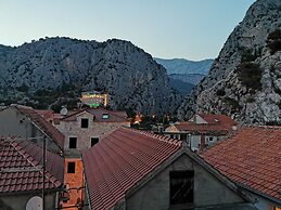 Explore old Town and all the Beauties in Omiš Staying at Apartment Olm