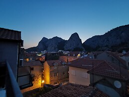 Explore old Town and all the Beauties in Omiš Staying at Apartment Olm