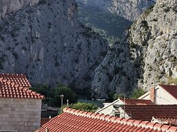 Explore old Town and all the Beauties in Omiš Staying at Apartment Olm