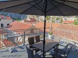 Explore old Town and all the Beauties in Omiš Staying at Apartment Olm