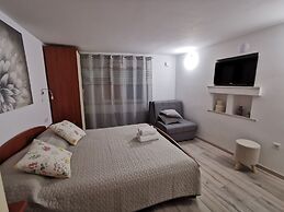 Explore old Town and all the Beauties in Omiš Staying at Apartment Olm