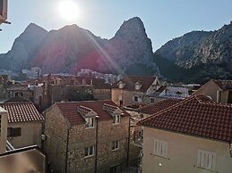 Explore old Town and all the Beauties in Omiš Staying at Apartment Olm