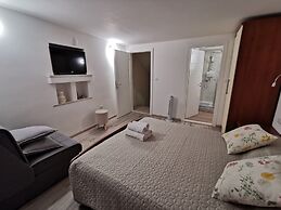 Explore old Town and all the Beauties in Omiš Staying at Apartment Olm