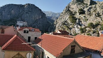 Explore old Town and all the Beauties in Omiš Staying at Apartment Olm