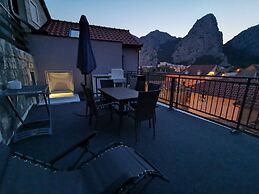 Explore old Town and all the Beauties in Omiš Staying at Apartment Olm