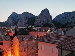 Explore old Town and all the Beauties in Omiš Staying at Apartment Olm