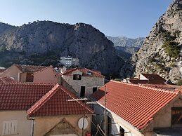 Explore old Town and all the Beauties in Omiš Staying at Apartment Olm