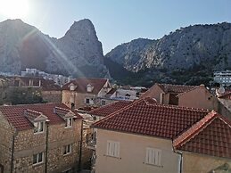 Explore old Town and all the Beauties in Omiš Staying at Apartment Olm