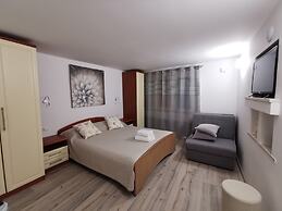 Explore old Town and all the Beauties in Omiš Staying at Apartment Olm