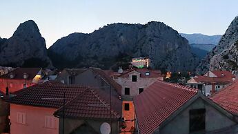 Explore old Town and all the Beauties in Omiš Staying at Apartment Olm