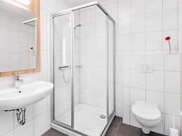 Spacious, Modern Apartment Near the Centre