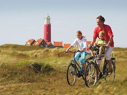 Luxury Chalet With two Bathrooms, Near the sSa on Texel