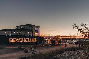 Modern Chalet With Microwave, Beach Within Walking Distance