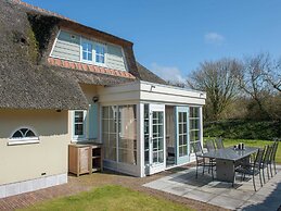 Thatched Villa With Wifi, sea at 1 km in Cosy Domburg